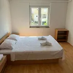 With Free Private Parking Apartamento