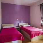 With Free Private Parking Apartamento