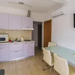 With Free Private Parking Apartamento
