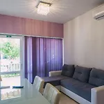 With Free Private Parking Apartamento *
