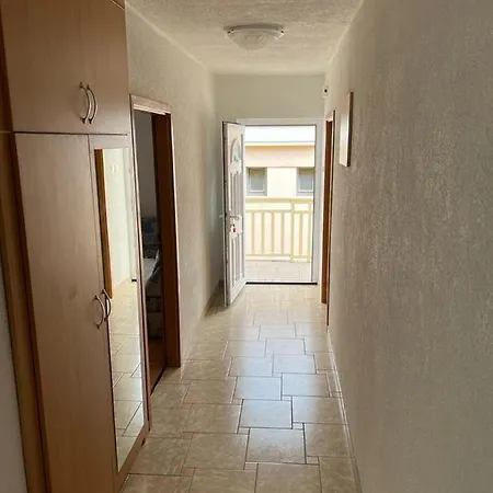 With Free Private Parking Apartment *