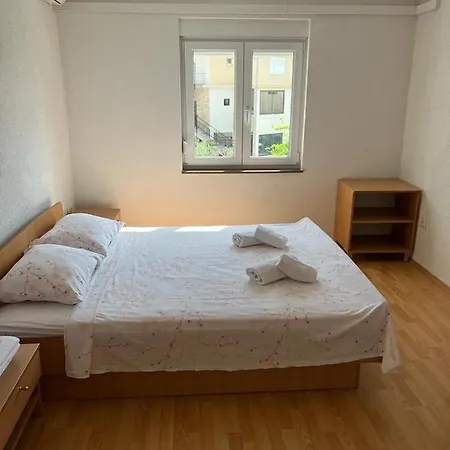With Free Private Parking Apartment