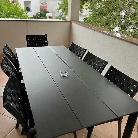 With Free Private Parking Apartment