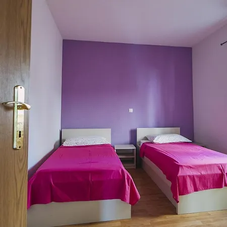 With Free Private Parking Apartment *
