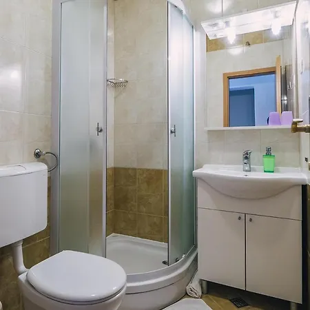 Apartment With Free Private Parking
