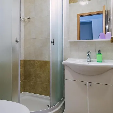 Apartment With Free Private Parking *