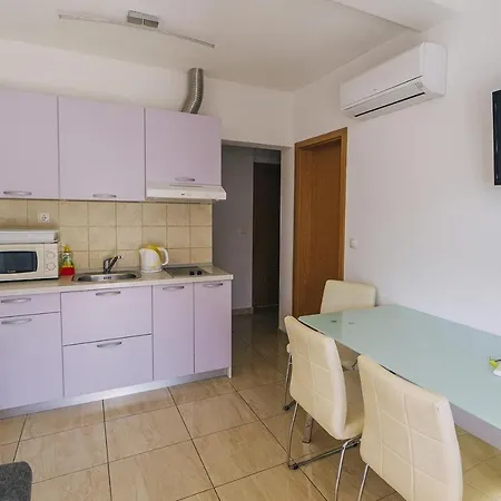 With Free Private Parking Apartment