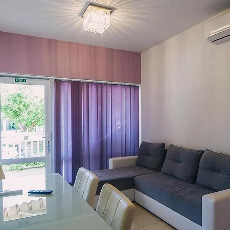 With Free Private Parking Apartment *
